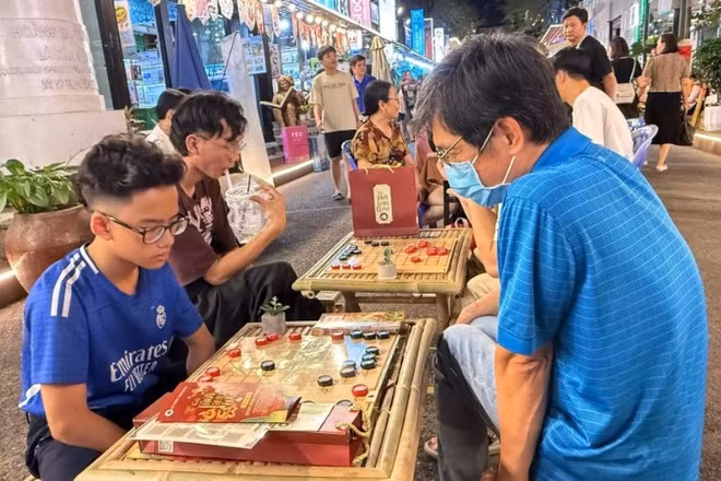 Người dân trải nghiệm các trò chơi dân gian tại Ngày hội. (Ảnh: TTXVN)