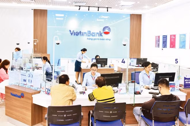 Khách hàng giao dịch tại VietinBank.