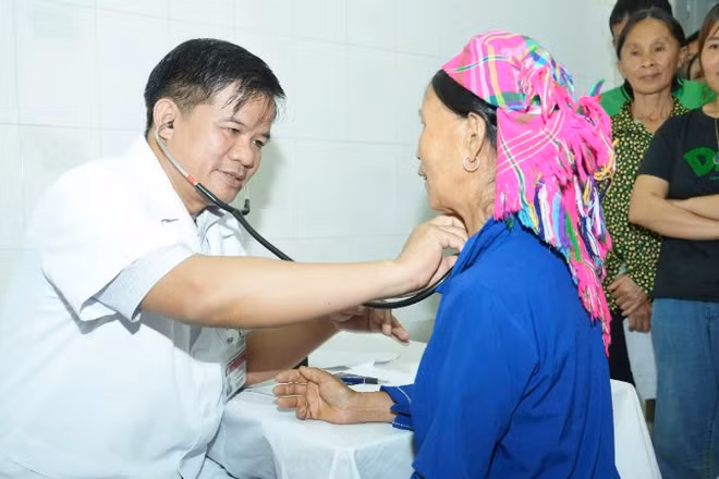 Bệnh viện Bạch Mai luôn tổ chức các đoàn công tác về các địa phương tham gia khám chữa bệnh cho người dân và hỗ trợ y tế tuyến dưới nâng cao trình độ chuyên môn. (Trong ảnh: Phó Giáo sư, Tiến sĩ Đào Xuân Cơ, Giám đốc Bệnh viện Bạch Mai tham gia khám sức khỏe cho người dân vùng cao Lào Cai).