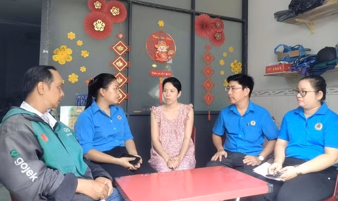 Công đoàn phường Phú Định thăm hỏi đoàn viên khó khăn. (Ảnh: THANH NGA) 