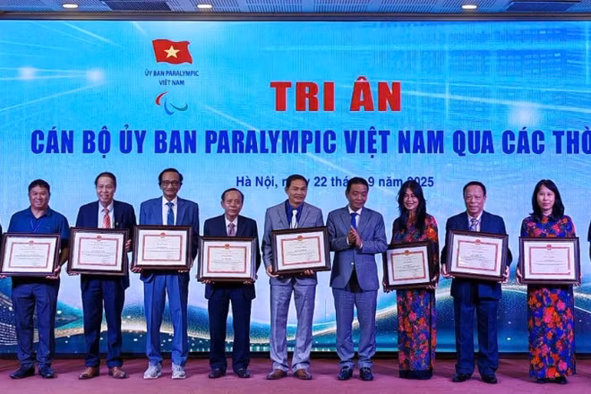 Trao Bằng khen tặng các cán bộ nhiều năm đóng góp phát triển phong trào thể thao người khuyết tật.
