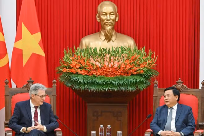 Đồng chí Nguyễn Xuân Thắng, Ủy viên Bộ Chính trị, Giám đốc Học viện Chính trị quốc gia Hồ Chí Minh, Chủ tịch Hội đồng Lý luận Trung ương và Trưởng Đoàn đại biểu Đảng Dân chủ Xã hội Đức Achim Post. (Ảnh: THỦY NGUYÊN)