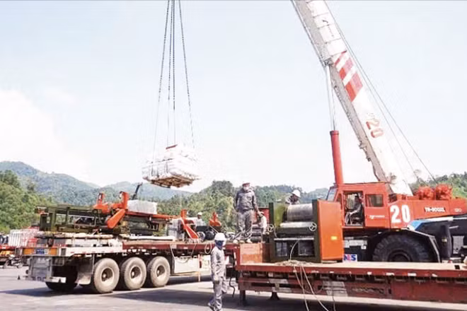 Công nhân Công ty cổ phần Hữu Nghị Xuân Cương vận hành hệ thống cẩu chuyên dụng phục vụ sang tải hàng hóa tại khu vực Cửa khẩu Hữu Nghị (Lạng Sơn). (Ảnh: HOÀI THU)