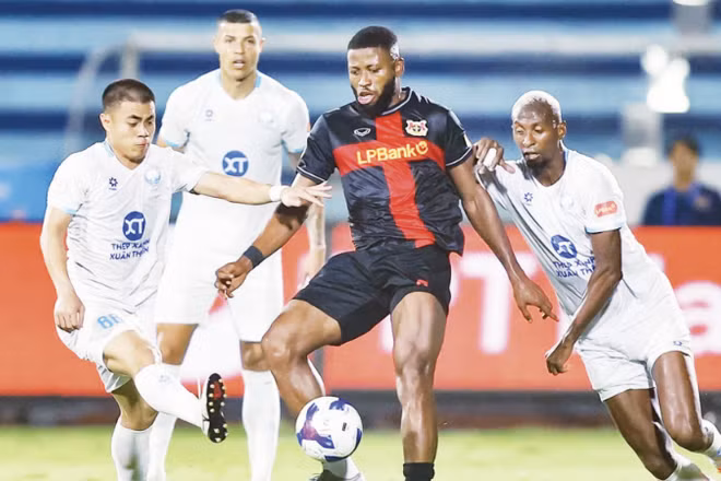 Thép Xanh Nam Định (áo trắng) “lội ngược dòng” thắng Ninh Bình 3-2.