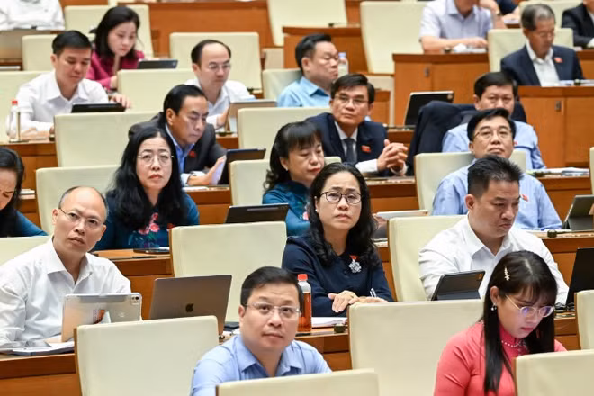 Quốc hội thảo luận tại hội trường. (Ảnh: DUY LINH)