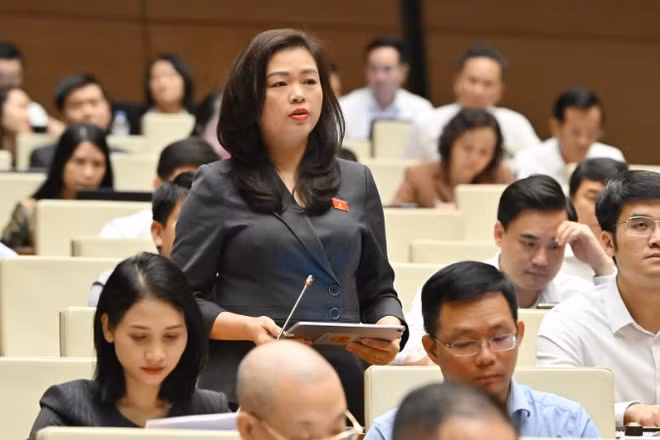 Đại biểu Đoàn Thị Lê An (Đoàn Cao Bằng) phát biểu tại hội trường. (Ảnh: THỦY NGUYÊN)