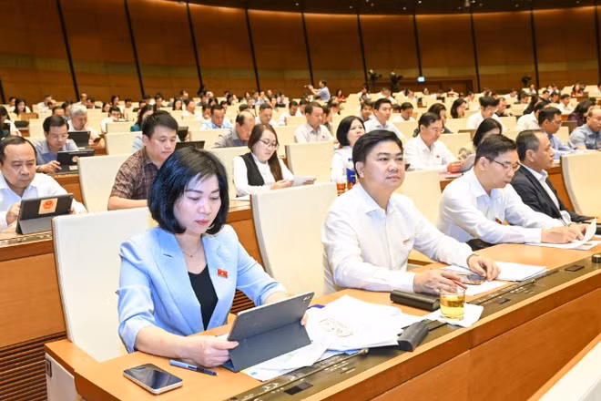 Quốc hội làm việc tại hội trường nghe Tờ trình và Báo cáo thẩm tra dự án Luật sửa đổi, bổ sung một số điều của Luật Công chứng. (Ảnh: DUY LINH)