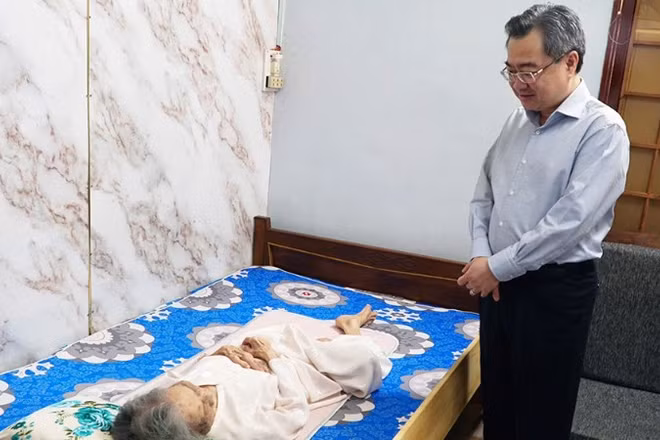 Ủy viên Bộ Chính trị, Bí thư Trung ương Đảng, Trưởng ban Chính sách, chiến lược Trung ương Nguyễn Thanh Nghị thăm, trao quà tặng Mẹ Việt Nam Anh hùng Đặng Thị Thu.
