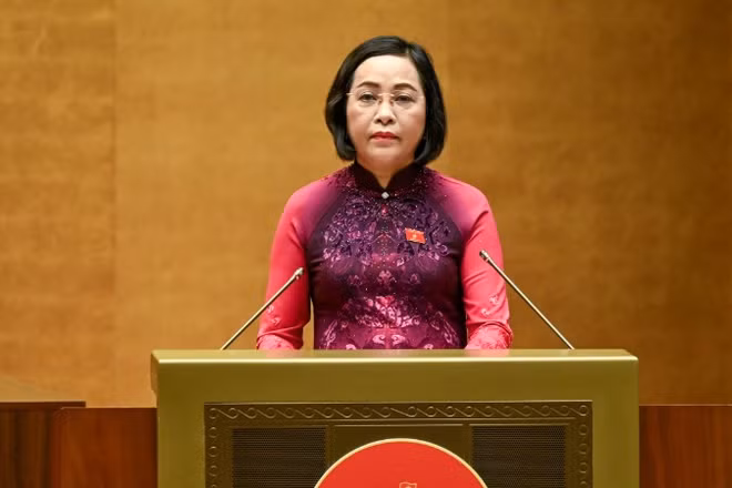 Thay mặt Hội đồng bầu cử quốc gia, Phó Chủ tịch Quốc hội Nguyễn Thị Thanh, Ủy viên Hội đồng, Phó Trưởng Tiểu ban Nhân sự thuộc Hội đồng bầu cử quốc gia trình bày báo cáo tổng kết cuộc bầu cử đại biểu Quốc hội khóa XVI và đại biểu Hội đồng nhân dân các cấp nhiệm kỳ 2026-2031. (Ảnh: DUY LINH)