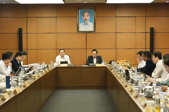 Đại biểu Quốc hội thảo luận tại tổ cho ý kiến về Dự án Luật Thủ đô (sửa đổi). (Ảnh: THỦY NGUYÊN)
