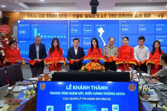 Các đại biểu cắt băng khánh thành Trung tâm Giám sát, điều hành thông minh Cục Quản lý Thi hành án dân sự. (Ảnh: TL)