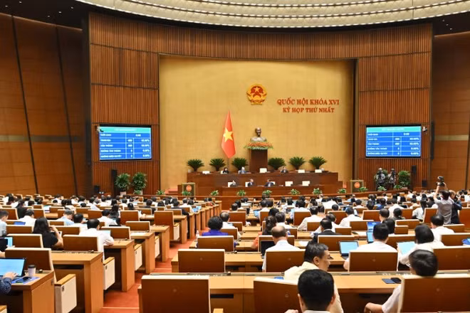 Quốc hội thông qua Nghị quyết về việc ban hành một số quy định về thuế bảo vệ môi trường, thuế giá trị gia tăng, thuế tiêu thụ đặc biệt đối với xăng, dầu và nhiên liệu bay. (Ảnh: THỦY NGUYÊN)
