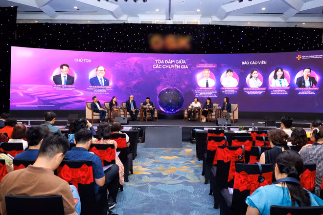 Các chuyên gia thảo luận về nhu cầu bảo vệ người cao tuổi có bệnh nền bằng dự phòng chủ động (Ảnh: Anh Thư)