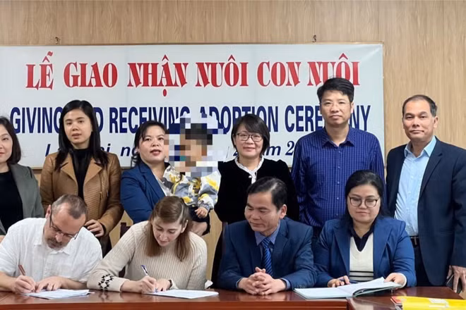 Một lễ giao nhận nuôi con nuôi tại Lào Cai. (Ảnh: Nguyễn Hải-Lê Hằng)
