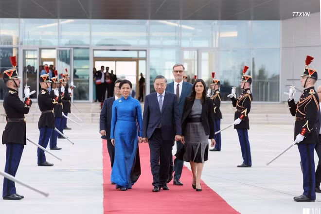 Lễ tiễn Tổng Bí thư, Chủ tịch nước Tô Lâm cùng Phu nhân tại sân bay Orly, Paris. (Ảnh: Thống Nhất/TTXVN)