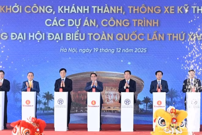 Thủ tướng Chính phủ Phạm Minh Chính và các đồng chí lãnh đạo thực hiện nghi thức khởi công, khánh thành, thông xe kỹ thuật 234 công trình, dự án. (Ảnh: TRẦN HẢI)