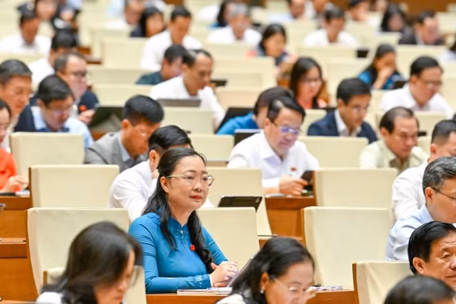 Đại biểu Quốc hội làm việc tại hội trường nghe báo cáo kết quả giám sát việc giải quyết kiến nghị của cử tri gửi đến Kỳ họp thứ 9, Quốc hội khóa XV. (Ảnh: DUY LINH)