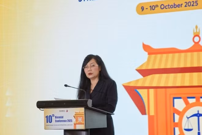 Đại sứ, Tiến sĩ Phạm Lan Dung, Chủ tịch Hội Luật quốc tế châu Á phát biểu khai mạc hội nghị. (Ảnh: TL)
