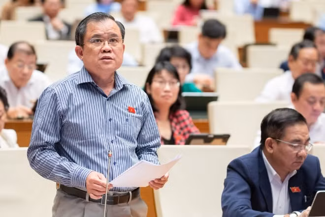 Đại biểu Nguyễn Tâm Hùng (Đoàn Thành phố Hồ Chí Minh) phát biểu tại hội trường. (Ảnh: P.THẮNG)