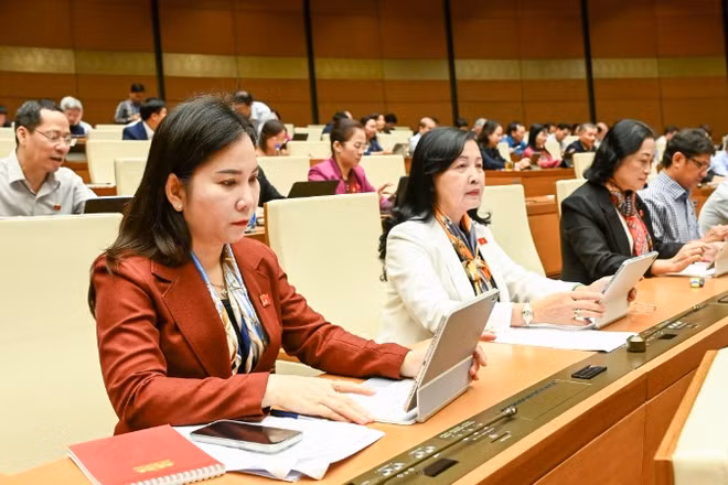 Quốc hội làm việc tại hội trường nghe Tờ trình dự án Luật Báo chí (sửa đổi). (Ảnh: DUY LINH)