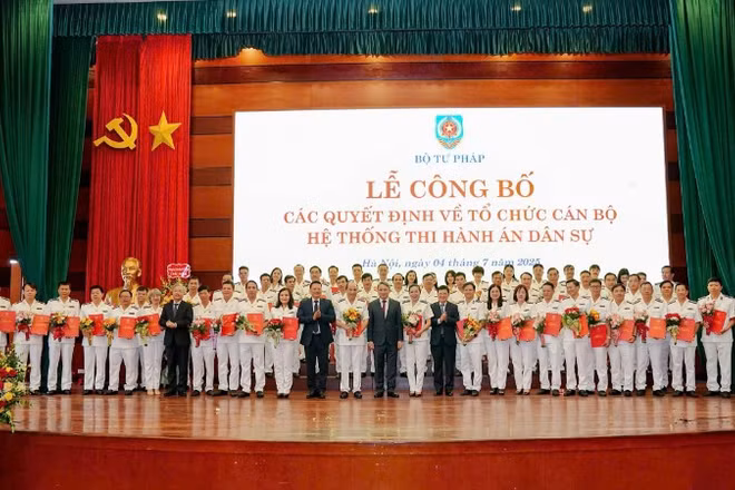 Lễ công bố các quyết định về tổ chức cán bộ Hệ thống thi hành án dân sự. (Ảnh: TL)