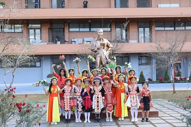 Niềm vui của học sinh là con em đồng bào các dân tộc thiểu số khi được học tập trong Trường liên cấp Si Pa Phìn - nơi có một món quà "đặc biệt" được gửi tặng. (Ảnh: LÊ LAN)