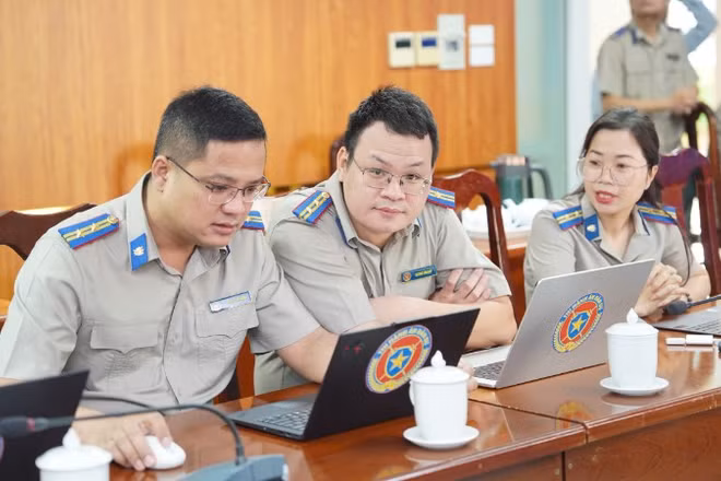 Cán bộ thi hành án dân sự trao đổi nghiệp vụ. (Ảnh tư liệu)