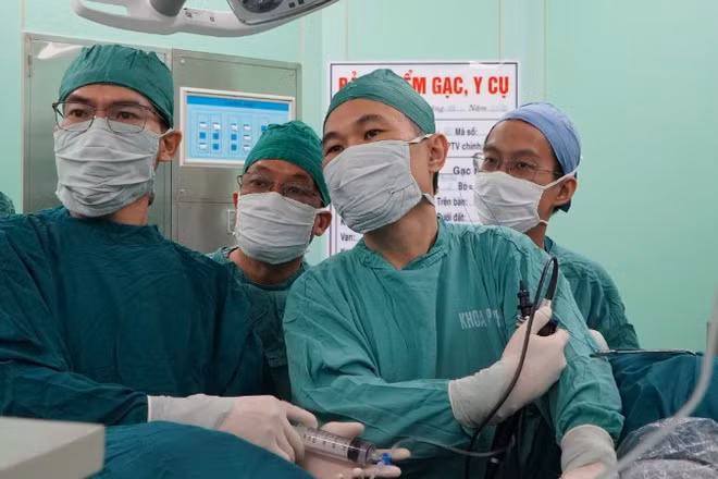 Các bác sĩ đang nội soi tán sỏi niệu quản bằng laser cho bệnh nhân N.M.H tại Bệnh viện đa khoa Vũng Tàu