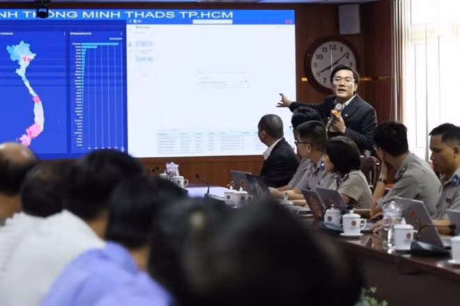 Cán bộ Thi hành án dân sự Thành phố Hồ Chí Minh giới thiệu Trung tâm điều hành thông minh hệ thống thi hành án dân sự.( Ảnh: TL)