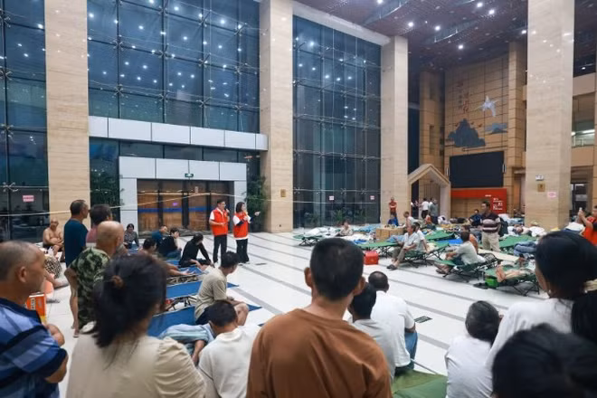 Người dân đã được di dời tới điểm trú ẩn để tránh bão tại Trung Quốc. (Ảnh: TÂN HOA XÃ)