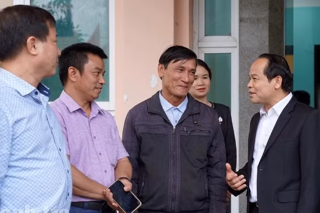 Cử tri thành phố Huế trao đổi với ứng cử viên Nguyễn Quốc Đoàn, Ủy viên Trung ương Đảng, Phó Tổng Thanh tra Thường trực Thanh tra Chính phủ sau buổi tiếp xúc cử tri đơn vị bầu cử số 2. (Ảnh: Minh Tân)