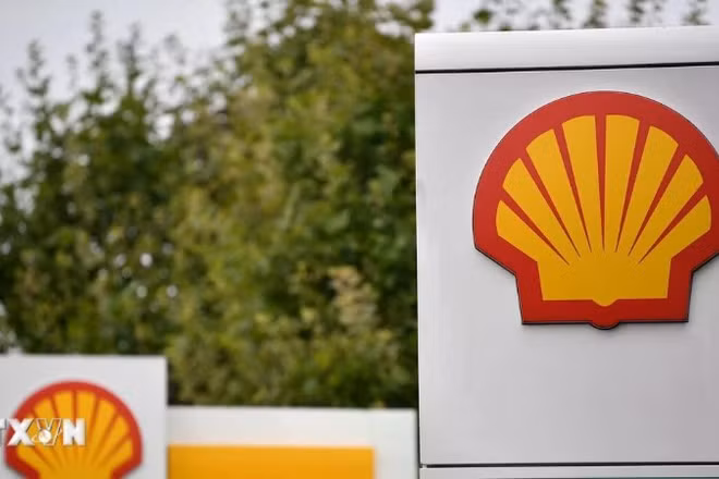 Biểu tượng Tập đoàn dầu mỏ Shell tại trạm xăng ở Etlham, Đông Nam thủ đô London, Anh. (Ảnh: AFP/TTXVN)
