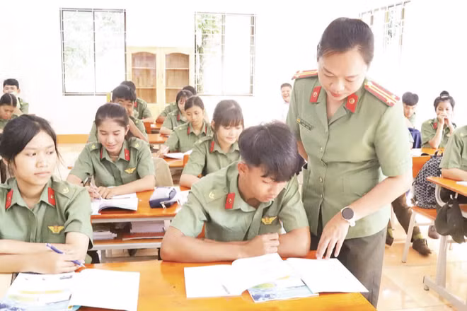 Trong giờ học của cô và trò Trường Văn hóa Công an nhân dân II. (Ảnh: CÔNG LÝ)