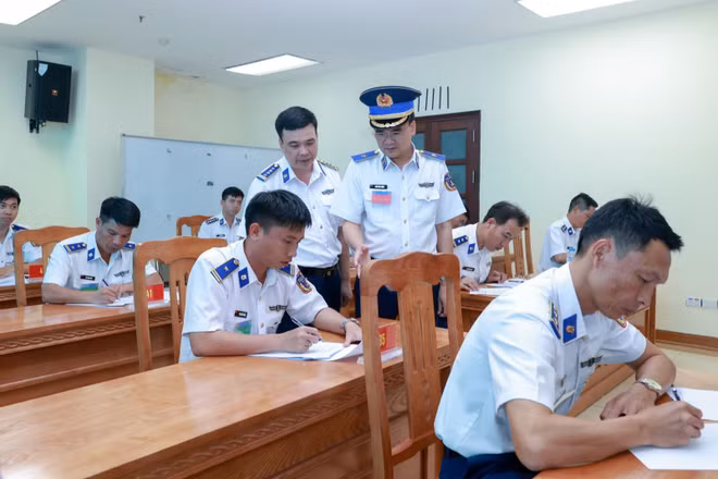 Thiếu tướng Trần Văn Lượng, Phó Tư lệnh, Tham mưu trưởng Cảnh sát biển Việt Nam, Trưởng Ban tổ chức hội thi, theo dõi thí sinh thực hiện thi lý thuyết môn công tác Đảng-công tác chính trị.