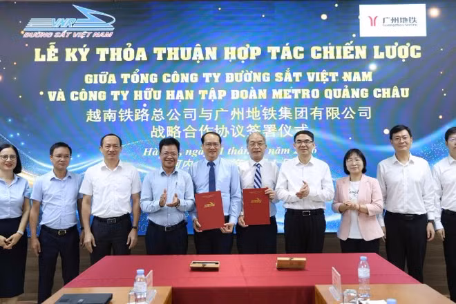 Lễ ký Thỏa thuận hợp tác chiến lược giữa Tổng công ty Đường sắt Việt Nam và Công ty hữu hạn Tập đoàn Metro Quảng Châu (Trung Quốc).