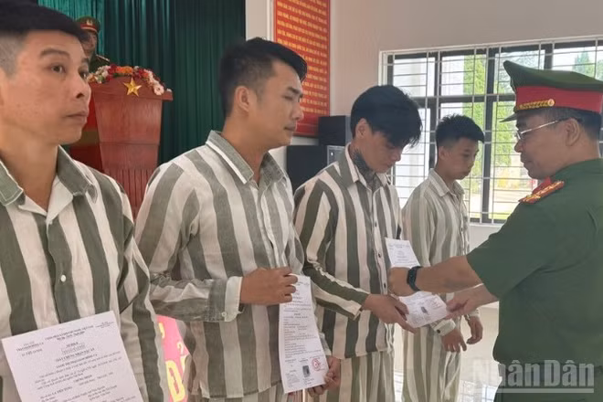 Đại tá Vũ Văn Sơn, Giám thị trại giam, trao quyết định đặc xá cho các phạm nhân. (Ảnh: THANH SƠN)