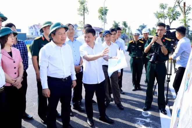 Chủ tịch Ủy ban nhân dân thành phố Hà Nội Vũ Đại Thắng nghe báo cáo về tình hình triển khai Dự án đầu tư Khu đô thị đa mục tiêu tại xã Thư Lâm, Đông Anh. (Ảnh: VIẾT THÀNH)