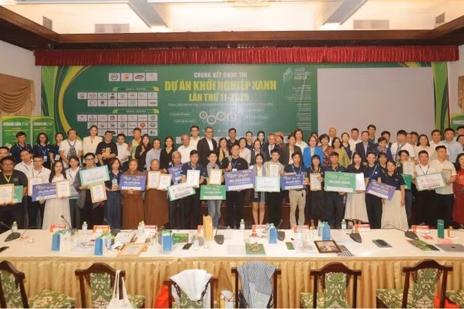 Các dự án đạt giải tại Cuộc thi Dự án Khởi nghiệp xanh năm 2025 chụp ảnh lưu niệm. (Ảnh: CAO TÂN)