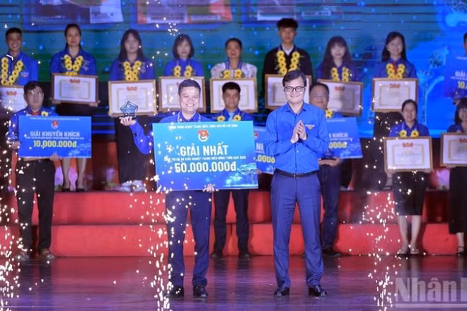 Đồng chí Bùi Quang Huy, Ủy viên dự khuyết Trung ương Đảng, Bí thư Thứ nhất Trung ương Đoàn (bên phải), trao giải nhất Cuộc thi tặng đại diện dự án "Cà Mèn". (Ảnh: LINH PHAN)