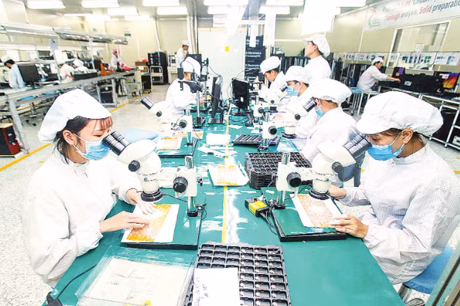 Dây chuyền sản xuất bảng mạch điện tử tại nhà máy của Công ty TNHH 4P ở tỉnh Hưng Yên. (Ảnh: ĐĂNG ANH)