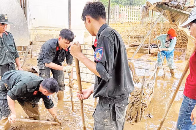 Lực lượng công an, giáo viên và người dân dọn bùn đất sau lũ tại một điểm trường mầm non vùng cao tỉnh Tuyên Quang.