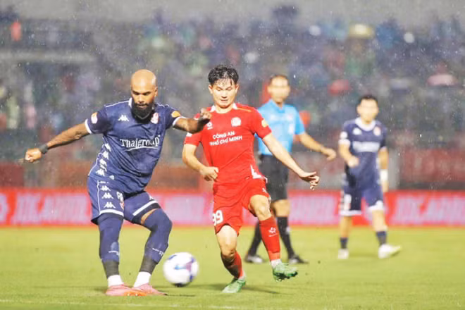 Hải Phòng (áo sẫm màu) vượt lên tốp ba với chiến thắng 2-1 trước Công an TP Hồ Chí Minh. (Ảnh: CÔNG AN THÀNH PHỐ HỒ CHÍ MINH)