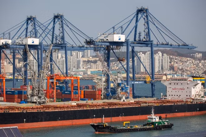 Quang cảnh cảng hàng hóa tại Busan, Hàn Quốc. (Ảnh: THX/TTXVN)