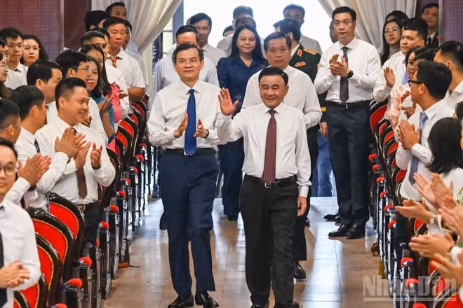 Đồng chí Trần Cẩm Tú, Ủy viên Bộ Chính trị, Thường trực Ban Bí thư dự và phát biểu ý kiến chỉ đạo tại Lễ khai giảng năm học 2026-2027 của Học viện Chính trị quốc gia Hồ Chí Minh. (Ảnh: DUY LINH) 
