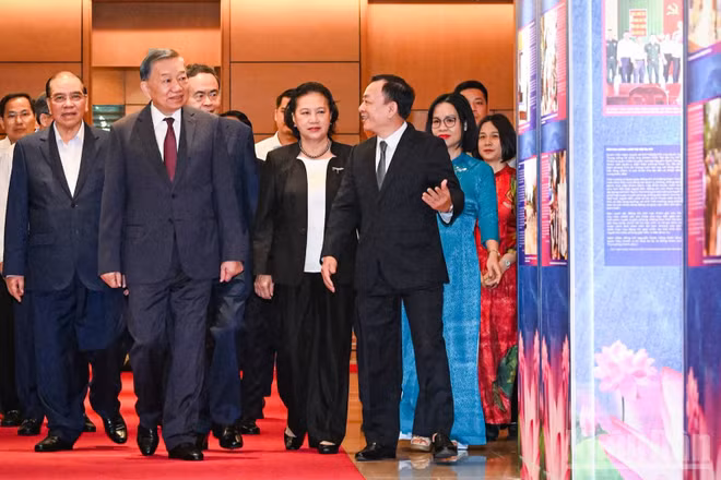 Tổng Bí thư, Chủ tịch nước Tô Lâm cùng các đồng chí lãnh đạo, nguyên lãnh đạo Đảng, Nhà nước tham quan trưng bày "Những tấm gương bình dị mà cao quý". (Ảnh: DUY LINH-TRẦN HẢI)
