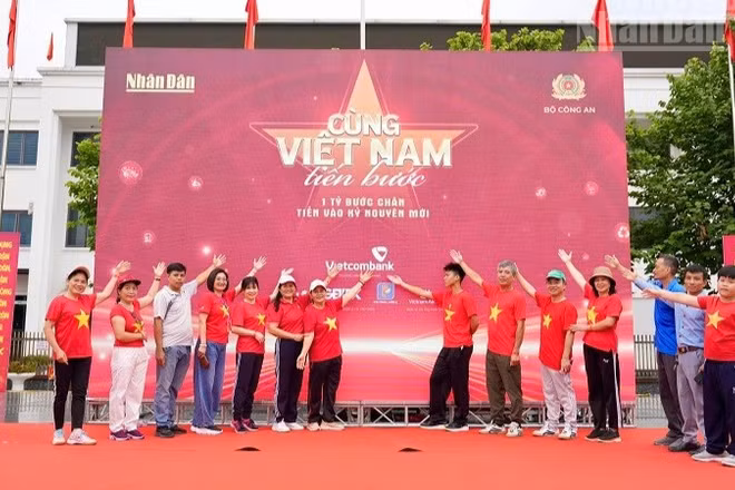 Nhân dân phường Điện Biên Phủ, tỉnh Điện Biên, háo hức chờ đón Chương trình đi bộ "Cùng Việt Nam tiến bước" năm 2026. (Ảnh: LÊ LAN)