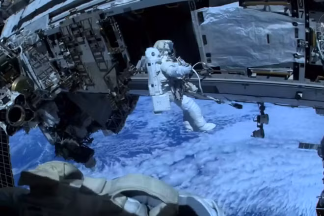Phi hành gia Sophie Adenot thực hiện thao tác kỹ thuật bên ngoài trạm ISS. (Nguồn: ISS)