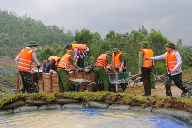 Luyện tập phòng thủ dân sự, ứng phó sự cố đê điều, hồ đập. (Ảnh: TTXVN)
