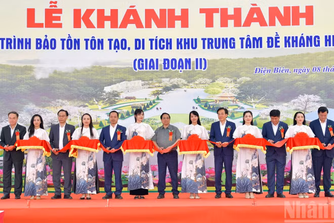 Thủ tướng Chính phủ Phạm Minh Chính và các đồng chí lãnh đạo thực hiện nghi thức cắt băng khánh thành công trình bảo tồn tôn tạo Khu di tích Trung tâm đề kháng Him Lam. (Ảnh: THANH GIANG)