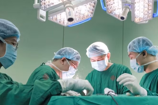 Ê-kíp phẫu thuật can thiệp ca bệnh. 